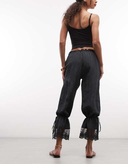 Pantalones negros texturizados de corte globo con detalle de encaje de Monki, 5 de 5