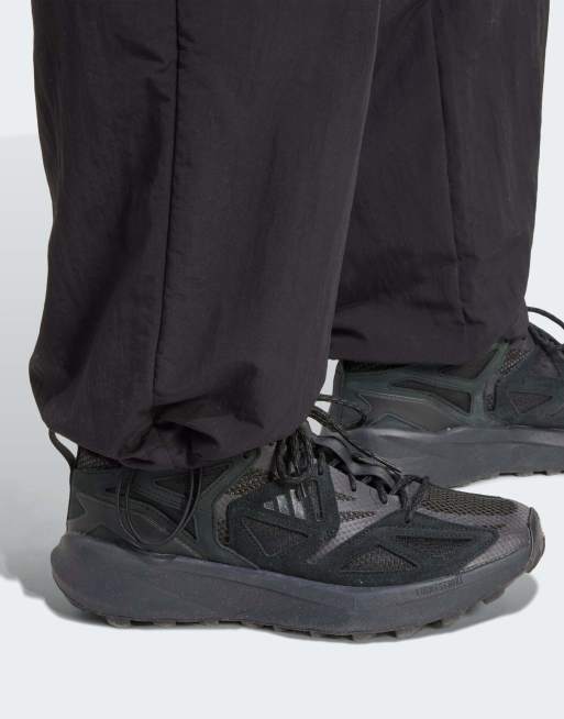 Pantalones negros y blancos básicos con logo pequeño y bajos abiertos de adidas Performance, 2 de 4