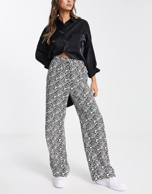 Pantalones negros con cheap blanco