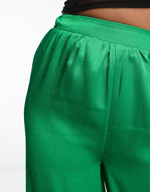 Pantalones palazzo playeros verdes de satén de ASOS DESIGN Tall, 2 de 4