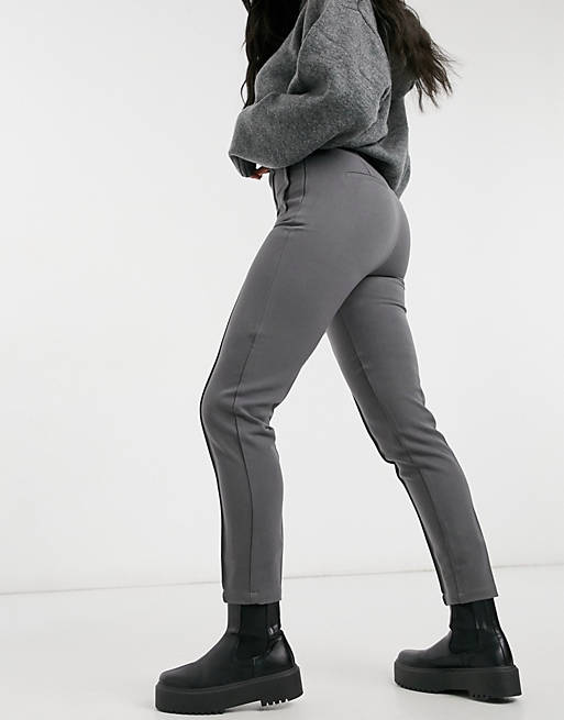 Pantalones pitillo color gris oscuro con detalle de costuras de Vero Moda