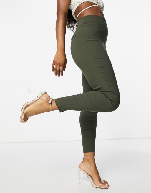 Pantalones pitillo de talle alto en color caqui de ASOS DESIGN, 4 de 4