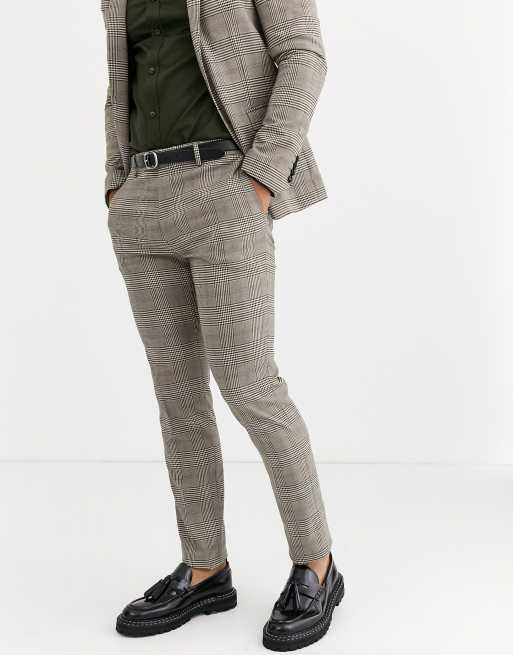 Traje entallado con diseño marrón a cuadros de Avail London, 2 de 2