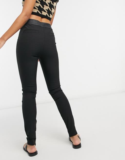 Pantalones pitillo negros con abertura en el bajo de River Island, 2 de 4
