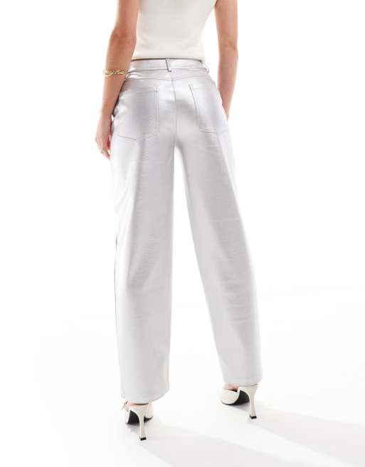 Pantalones plateados de pernera recta de cuero sintético de ASOS DESIGN Petite, 3 de 5