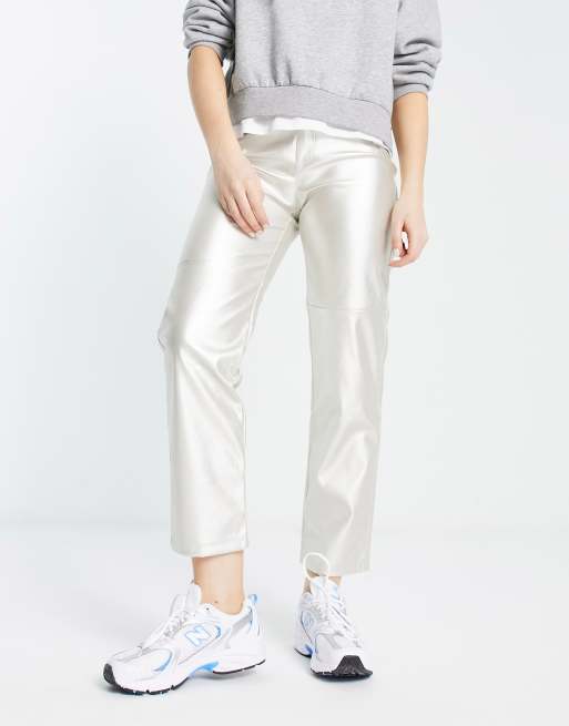 Pantalones plateados rectos de cuero sintético de Mango