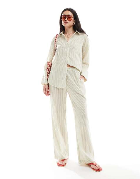 Pantalones playeros a rayas verde salvia y crema de pernera ancha de tejido efecto lino ligero de 4th & Reckless - view 1