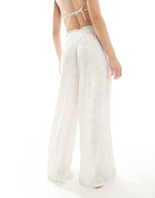 Pantalones playeros color crema con detalle de paneles con bordado inglés de Iisla & Bird (parte de un conjunto)