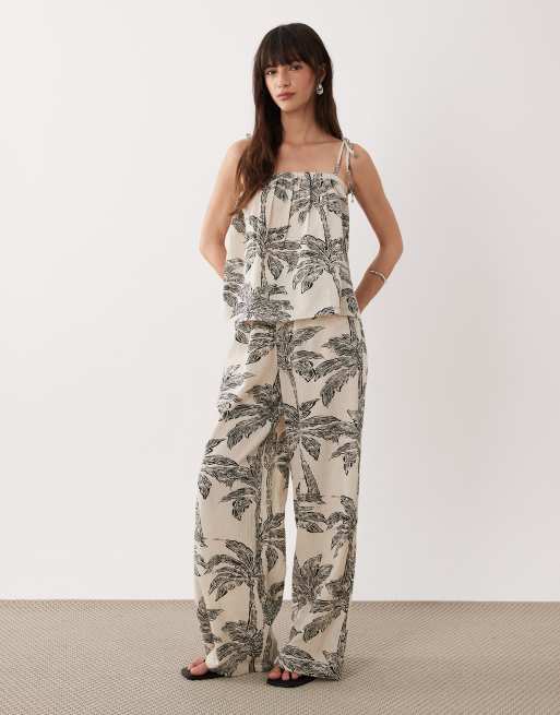 Conjunto color crema con estampado de palmeras monocromático de pantalones y top de tirantes de New Look, 2 de 3