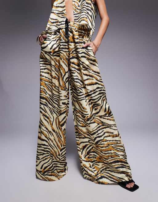 Pantalones playeros con estampado animal de satén Gia de ASOS DESIGN, 4 de 5