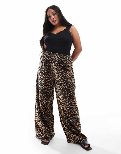 Pantalones playeros con estampado de leopardo exclusivos de Esmée Curve (parte de un conjunto)