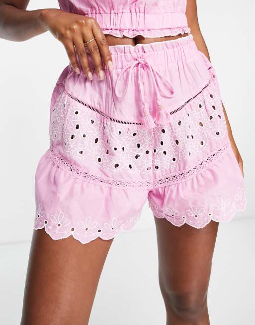 Pantalones playeros cortos rosas escalonados con diseño calado de encaje de River Island (parte de un conjunto)