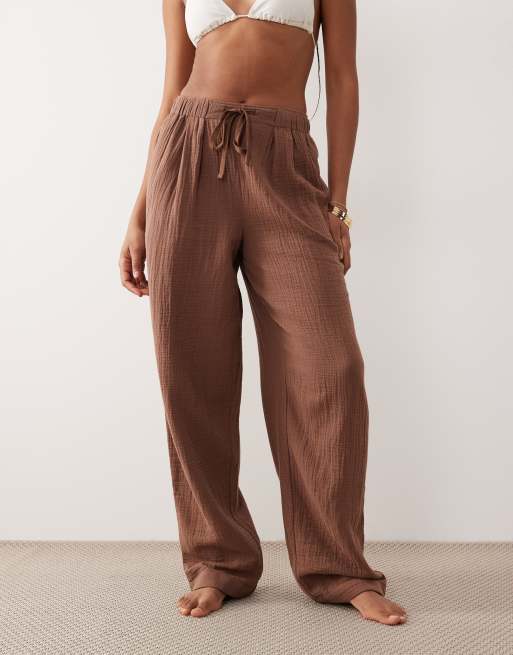 Pantalones playeros marrón moca de corte bombacho de bambula Callie de ASOS DESIGN Tall, 2 de 5