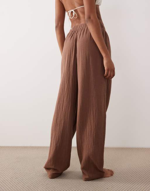 Pantalones playeros marrón moca de corte bombacho de bambula Callie de ASOS DESIGN Tall, 4 de 5