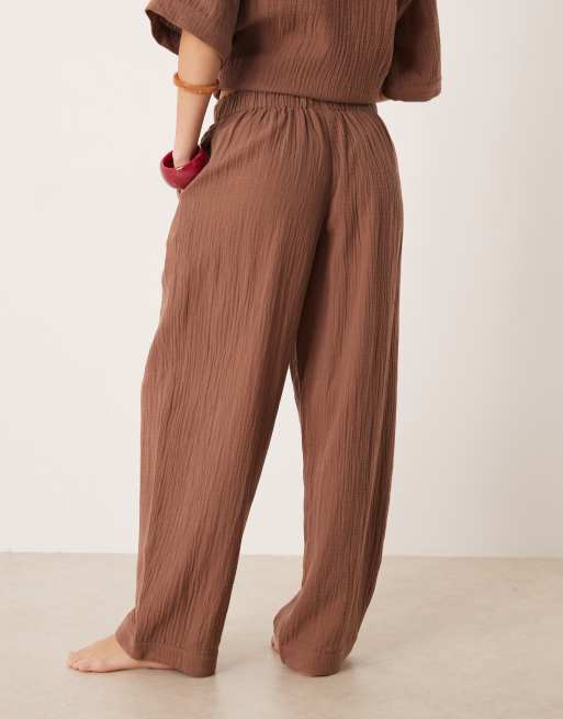 Pantalones playeros marrón moca de corte bombacho de bambula Callie de ASOS DESIGN, 2 de 5