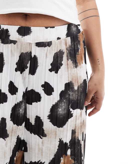 Pantalones plisados de pernera ancha con estampado de vaca abstracto de Vero Moda Curve, 3 de 5