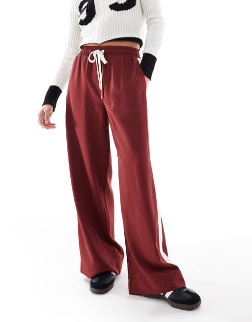 Pantalones rojo cereza oscuro sin cierres con panel en contraste de ASOS DESIGN Petite, 2 de 5