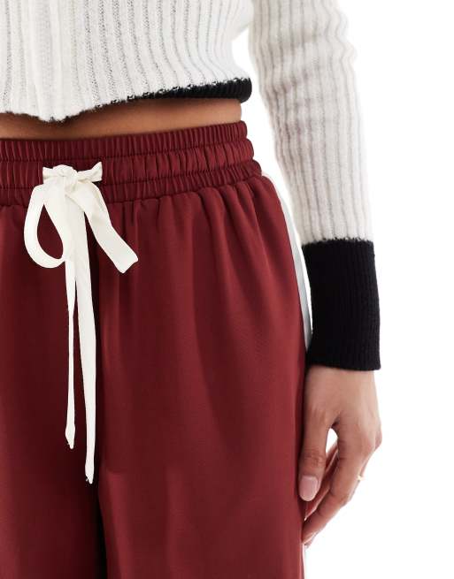 Pantalones rojo cereza oscuro sin cierres con panel en contraste de ASOS DESIGN Petite, 3 de 5
