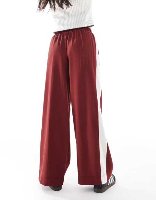 Pantalones rojo cereza oscuro sin cierres con panel en contraste de ASOS DESIGN Petite, 4 de 5