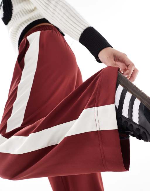 Pantalones rojo cereza oscuro sin cierres con panel en contraste de ASOS DESIGN Petite, 5 de 5