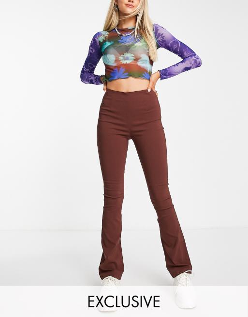 Pantalones rojo intenso de campana de talle bajo de bengalina de COLLUSION