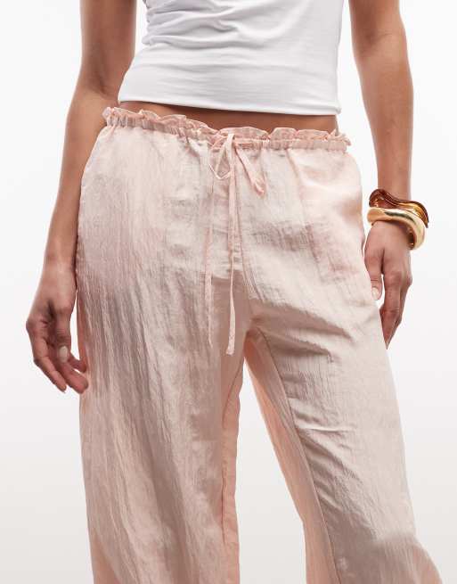 Pantalones rosa empolvado texturizados de corte globo con detalle de encaje de Monki, 3 de 5