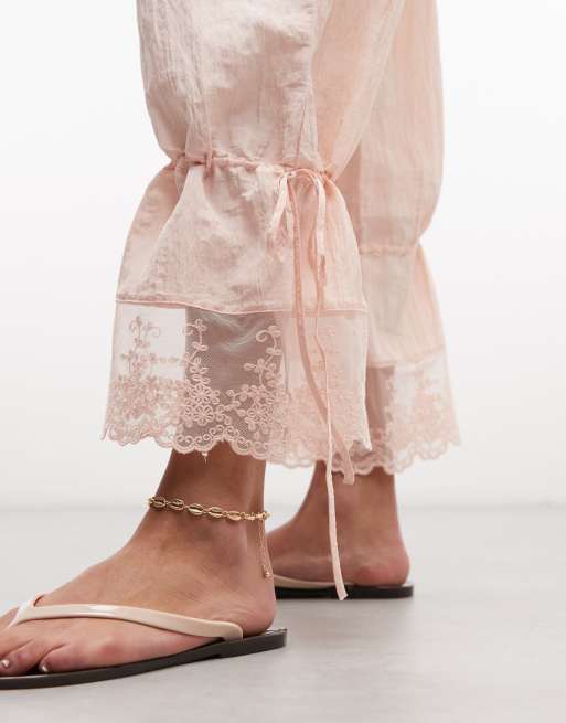 Pantalones rosa empolvado texturizados de corte globo con detalle de encaje de Monki, 4 de 5