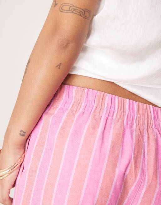 Pantalones rosas a rayas sin cierres de tejido efecto lino de ASOS DESIGN Petite, 4 de 5