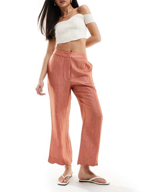 Pantalones rosas con bajos festoneados de Scalpers