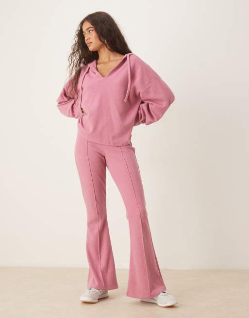 Pantalones rosas de campana con detalle de costuras de tejido suave de ASOS DESIGN
