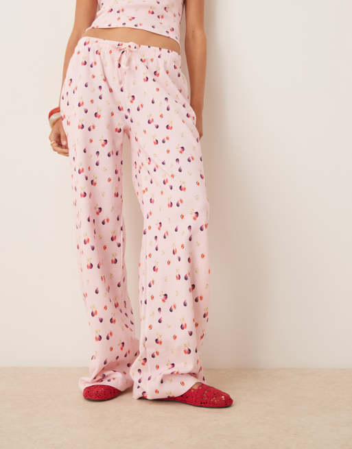 Pantalones rosas de pernera ancha con estampado de florecitas de punto gofrado de ASOS DESIGN (parte de un conjunto), 2 de 5