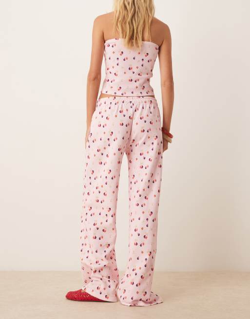 Pantalones rosas de pernera ancha con estampado de florecitas de punto gofrado de ASOS DESIGN (parte de un conjunto), 4 de 5