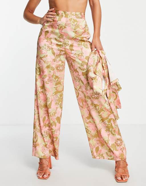 Pantalones rosas de pernera ancha con estampado floral de satén de ASOS DESIGN (parte de un conjunto) 