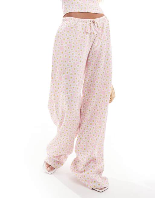 Pantalones rosas de pernera ancha con estampado floral de tejido gofrado de ASOS DESIGN (parte de un conjunto), 5 de 5