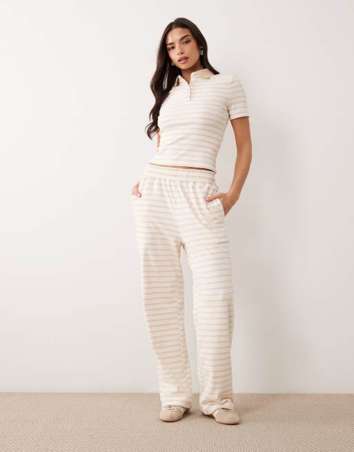 Conjunto blanco leche y color miel de pantalones, pantalones cortos, top de manga larga y polo de manga corta de punto liso premium Frankie de Wanderdoll, 3 de 5