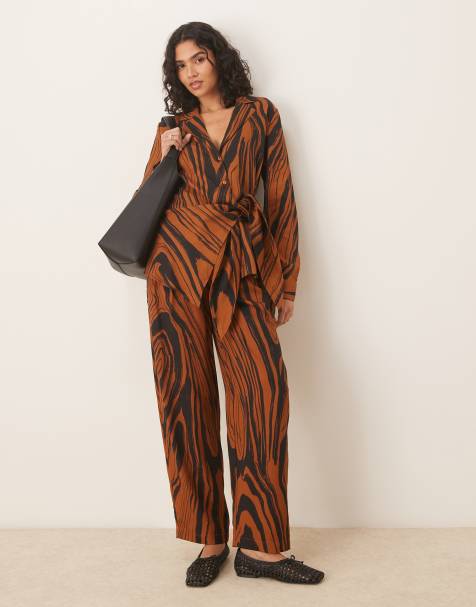 Pantalones tapered con estampado abstracto de tejido suave de ASOS DESIGN (parte de un conjunto) - view 1