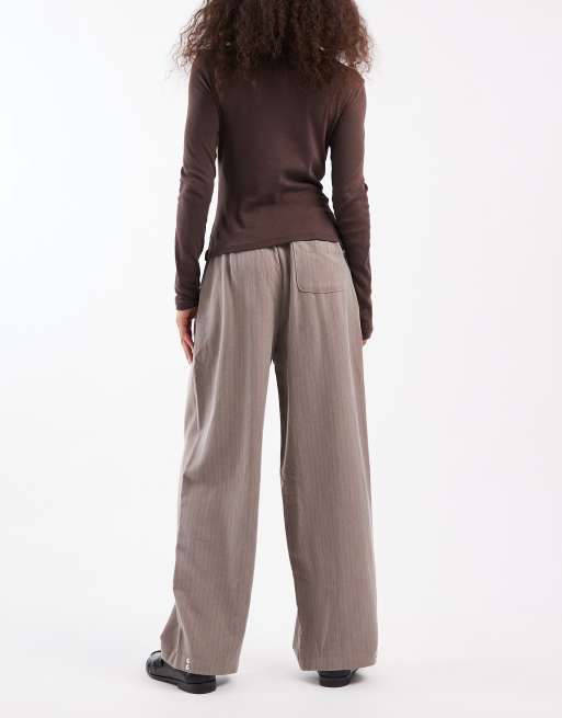 Pantalones tapered grises de pernera ancha con raya diplomática de Daisy Street, 3 de 5