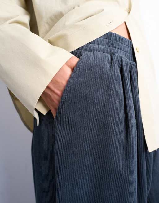 Pantalones tobilleros gris pizarra de pernera ancha de pana de Topshop, 4 de 5