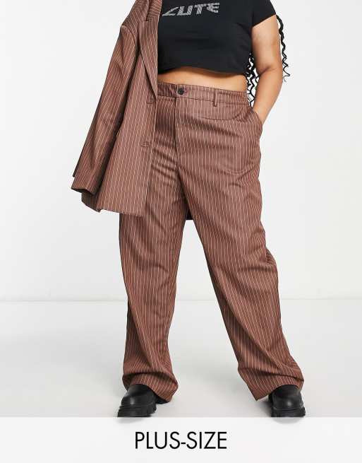 Pantalones tostados de corte recto con raya diplomática de Noisy May Curve (parte de un conjunto)