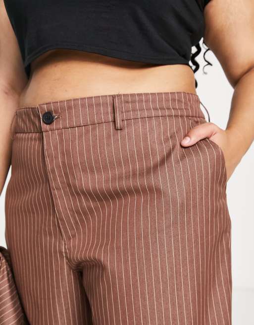 Pantalones tostados de corte recto con raya diplomática de Noisy May Curve (parte de un conjunto), 3 de 4