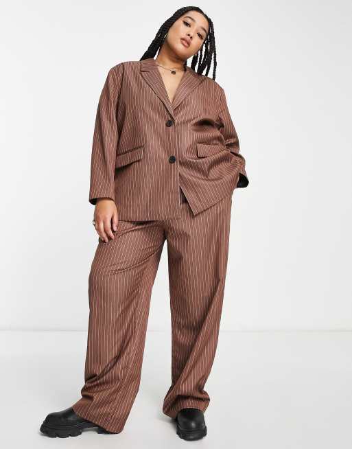Pantalones tostados de corte recto con raya diplomática de Noisy May Curve (parte de un conjunto), 4 de 4
