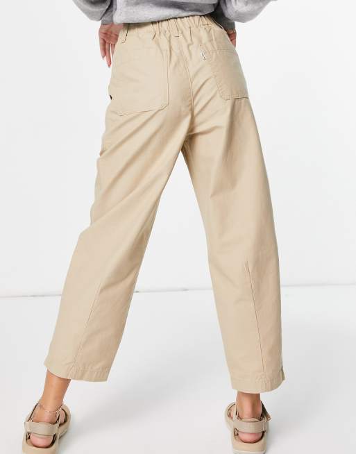 Pantalones tostados utilitarios de corte abombados con pinzas de Levi's, 2 de 4
