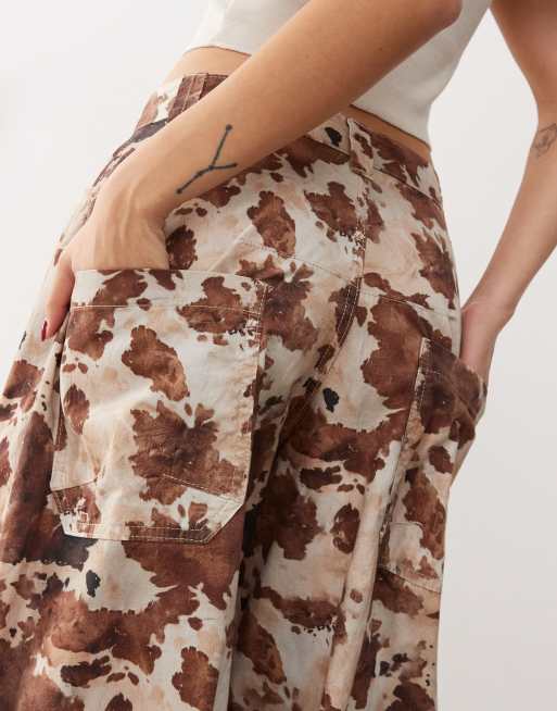 Pantalones unisex de pernera barrel con estampado de vaca de Reclaimed Vintage, 4 de 5