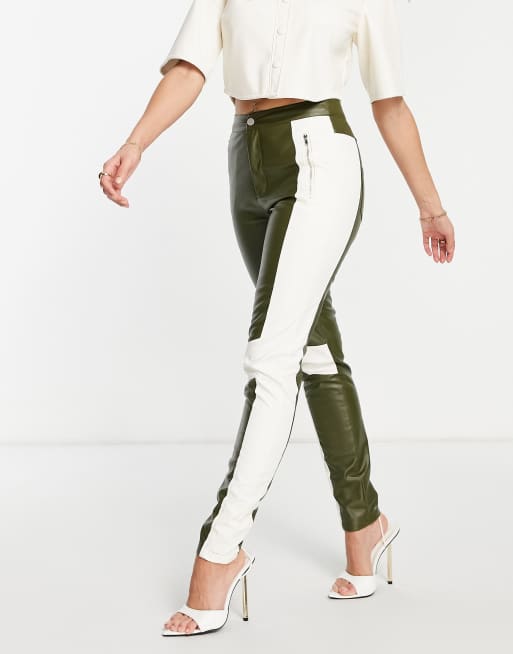 Pantalones verde caqui estilo motero con rayas color crema de poliuretano de Unique 21