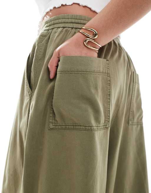Pantalones verde caqui lavado de pernera ancha de tejido suave de ASOS DESIGN Curve , 2 de 5