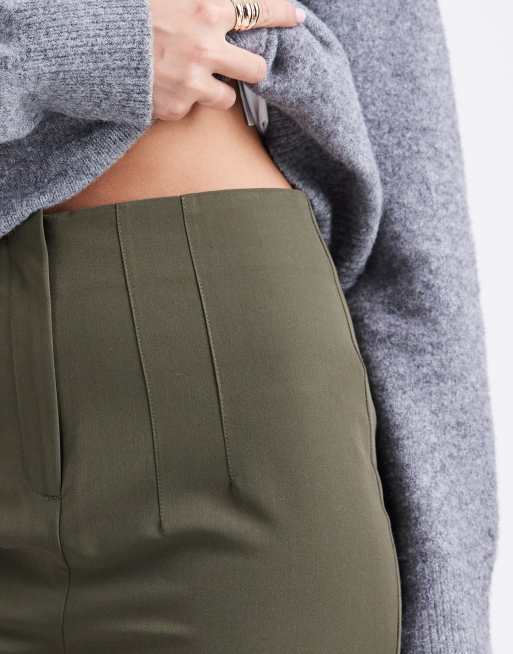 Pantalones verde oliva básicos de corte cigarette Essentials de Miss Selfridge, 5 de 5