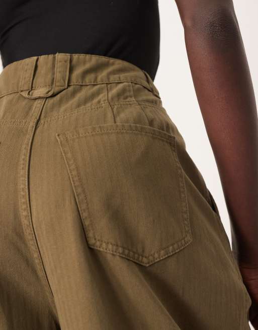 Pantalones verde oliva de corte barrel y estilo casual de sarga Remi de ARRANGE, 4 de 5