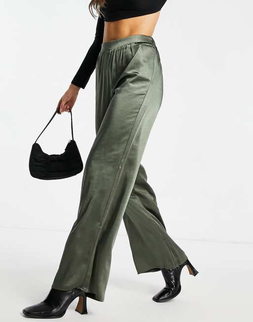Pantalones verde oliva de satén de Pretty Lavish (parte de un conjunto), 2 de 4