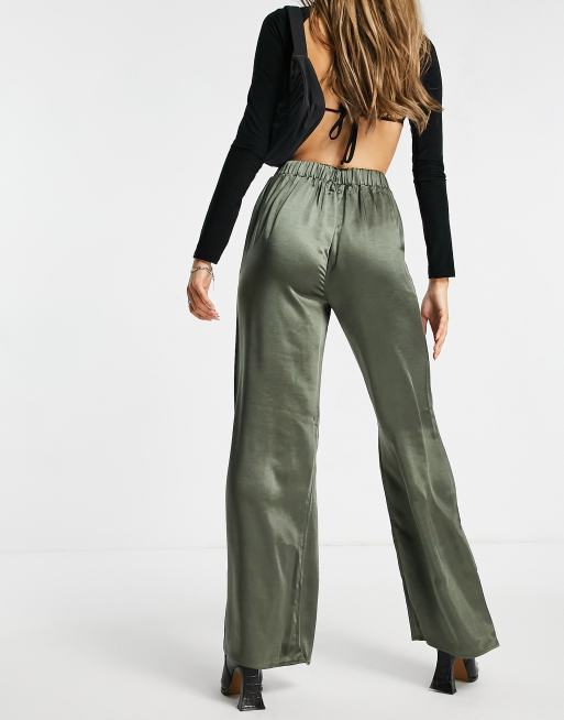 Pantalones verde oliva de satén de Pretty Lavish (parte de un conjunto), 3 de 4