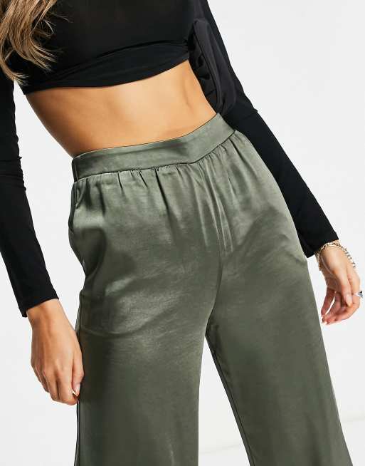 Pantalones verde oliva de satén de Pretty Lavish (parte de un conjunto), 4 de 4